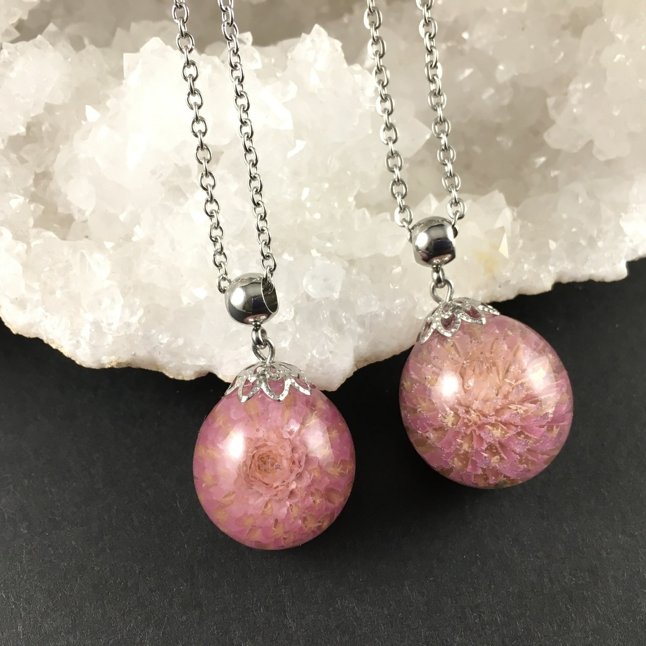 Pendentif sphérique bulle de gomphréna rose - Diamètre  : 22mm, Longueur de la chaîne : 60-65cm