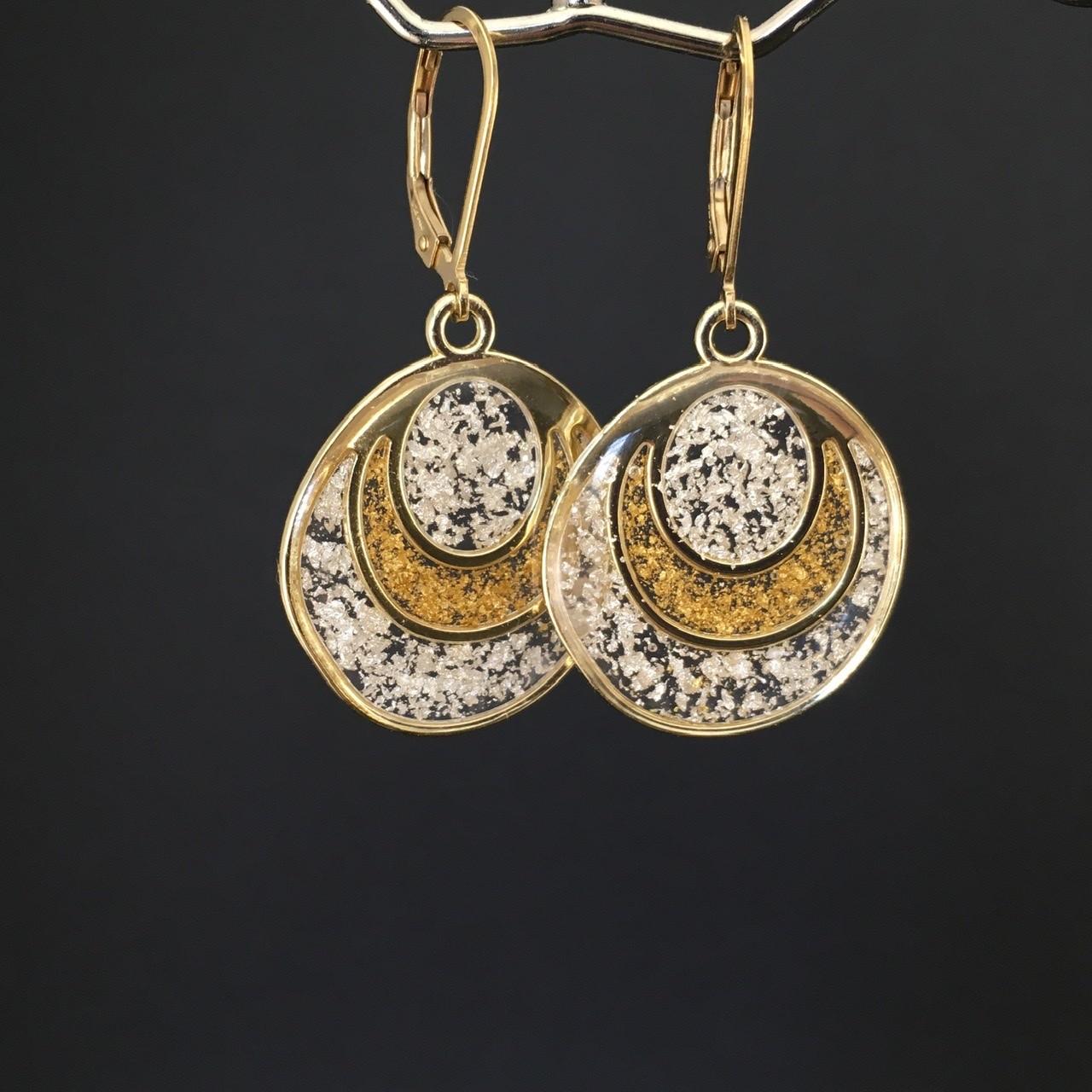 Boucles d'oreilles cercle stylisé doré inclusion feuille d’or et feuille d'argent - Longueur des bouclesd'oreilles : Dormeuses gold filled