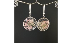 Boucles d'oreilles fleurs roses et blanches en suspension cercles argentés