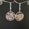 Boucles d'oreilles fleurs roses et blanches en suspension cercles argentés