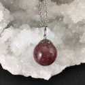 Pendentif tourmaline rose, cristaux inclus dans la résine, collier acier