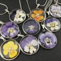 Pendentif fleur de pensée en suspension cercle argenté, couleur au choix