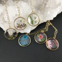 Médaillon composition florale sur collier gold filled