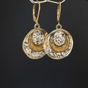 Boucles d'oreilles cercle stylisé doré inclusion feuille d’or et feuille d'argent