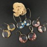 Boucles d'oreilles dorées, rondes inclusion petites fleurs gypsophile et carotte sauvage