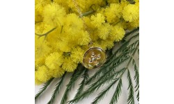 Collier petit médaillon doré résine et petite fleur en métal