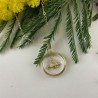 Collier avec petit médaillon doré en résine et petite abeille en métal doré