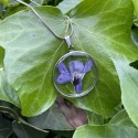 Pendentif fleur de violette sur collier en acier